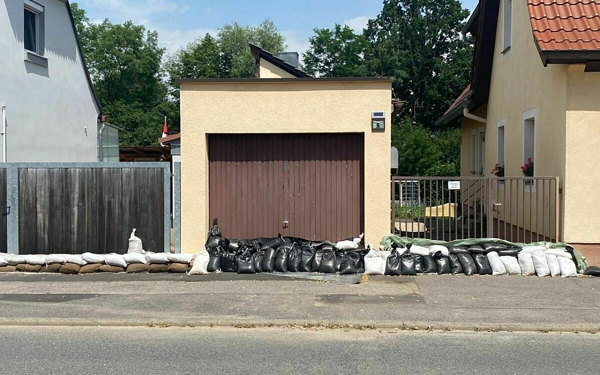 Sandsäcke als Hochwasserschutz in Wiesentheid Sandsäcke als Hochwasserschutz in Wiesentheid