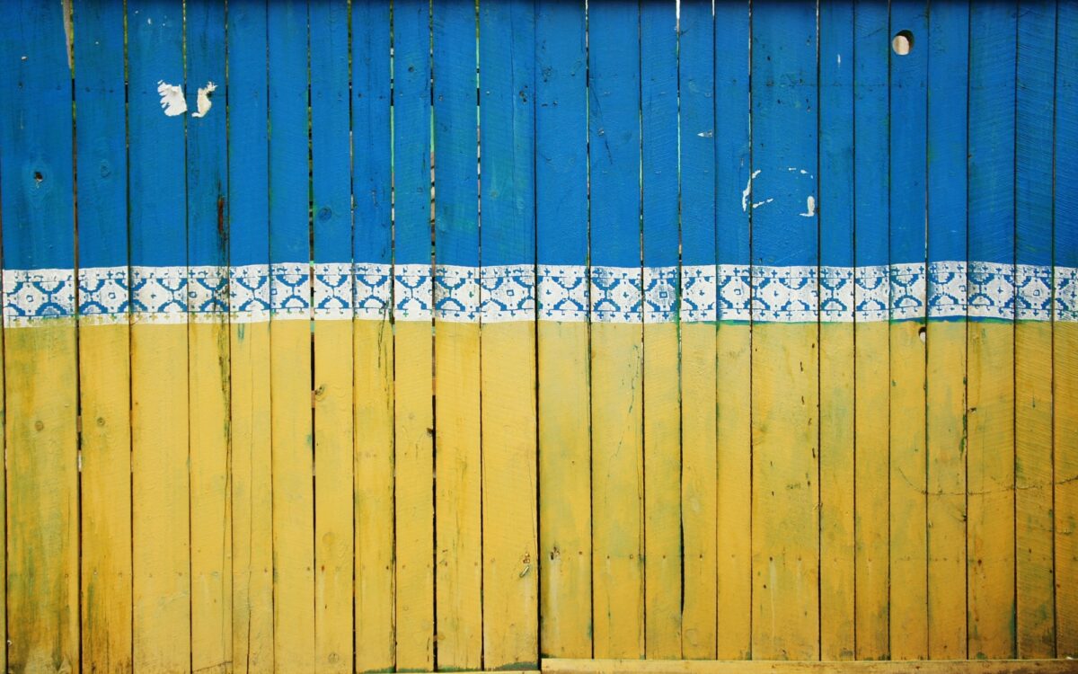 Ein Bretterzaun in den Farben der ukrainischen Nationalflagge Ein Bretterzaun in den Farben der ukrainischen Nationalflagge