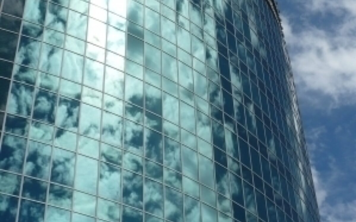 Die markante Fassade des Würzburger Hotelturms Die markante Fassade des Würzburger Hotelturms