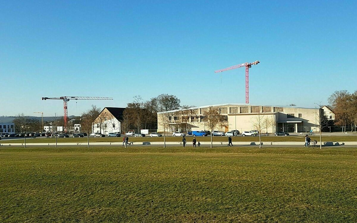 Der alte Flugzeughangar und ein Mannschaftsgebäude am Hubland. Hier entsteht ein Zentrum für Bildung, Sport und Kultur Der alte Flugzeughangar und ein Mannschaftsgebäude am Hubland. Hier entsteht ein Zentrum für Bildung, Sport und Kultur