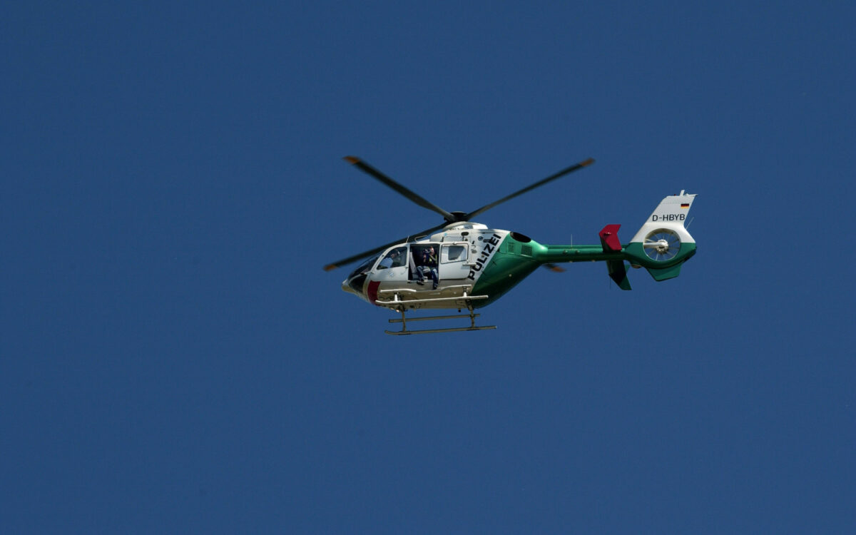 Ein Hubschrauber der Polizei am Himmel Ein Hubschrauber der Polizei am Himmel
