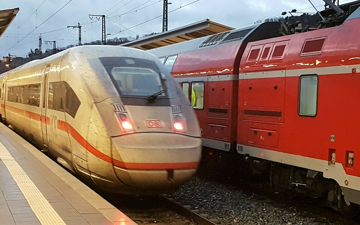 Ein ICE verlässt in der Dämmerung den Hauptbahnhof Würzburg Ein ICE verlässt in der Dämmerung den Hauptbahnhof Würzburg