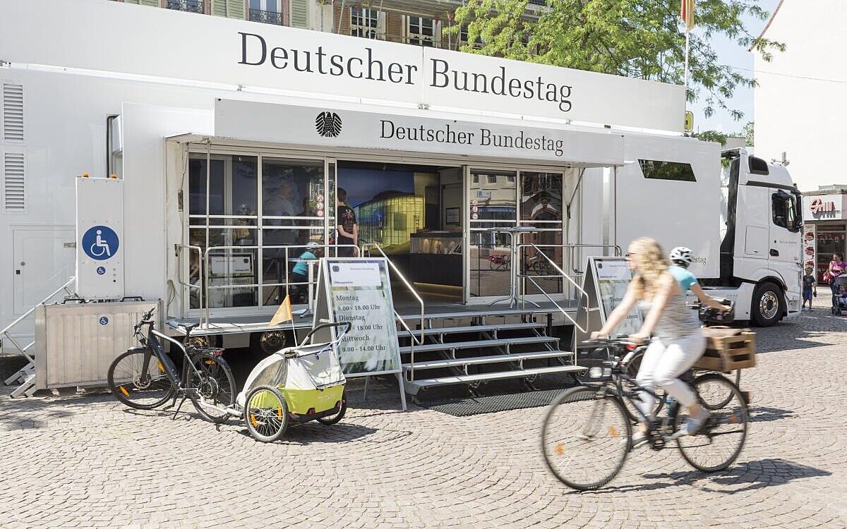 Aussenansicht des Bundestags-Infomobil. Aussenansicht des Bundestags-Infomobil.