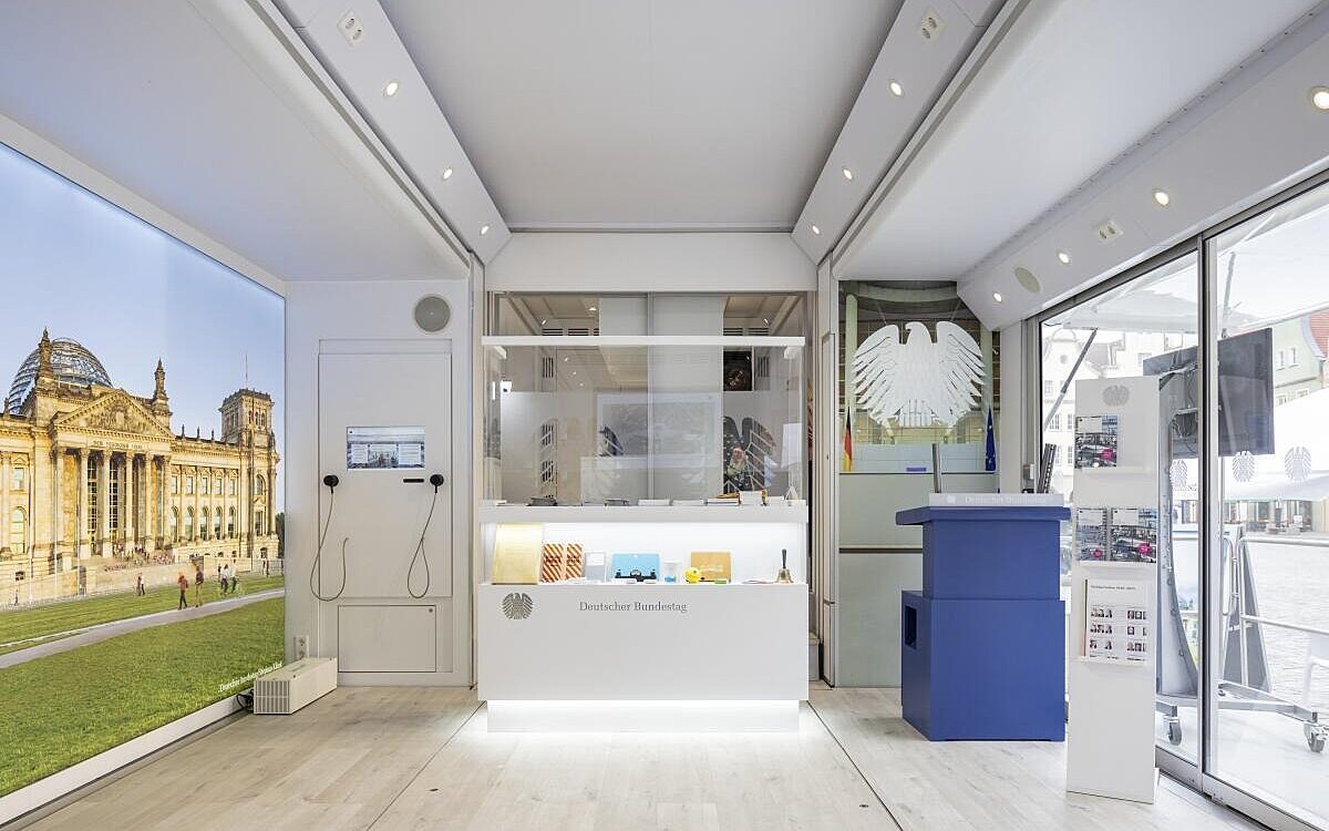 Innenansicht des Bundestags-Infomobil. Innenansicht des Bundestags-Infomobil.