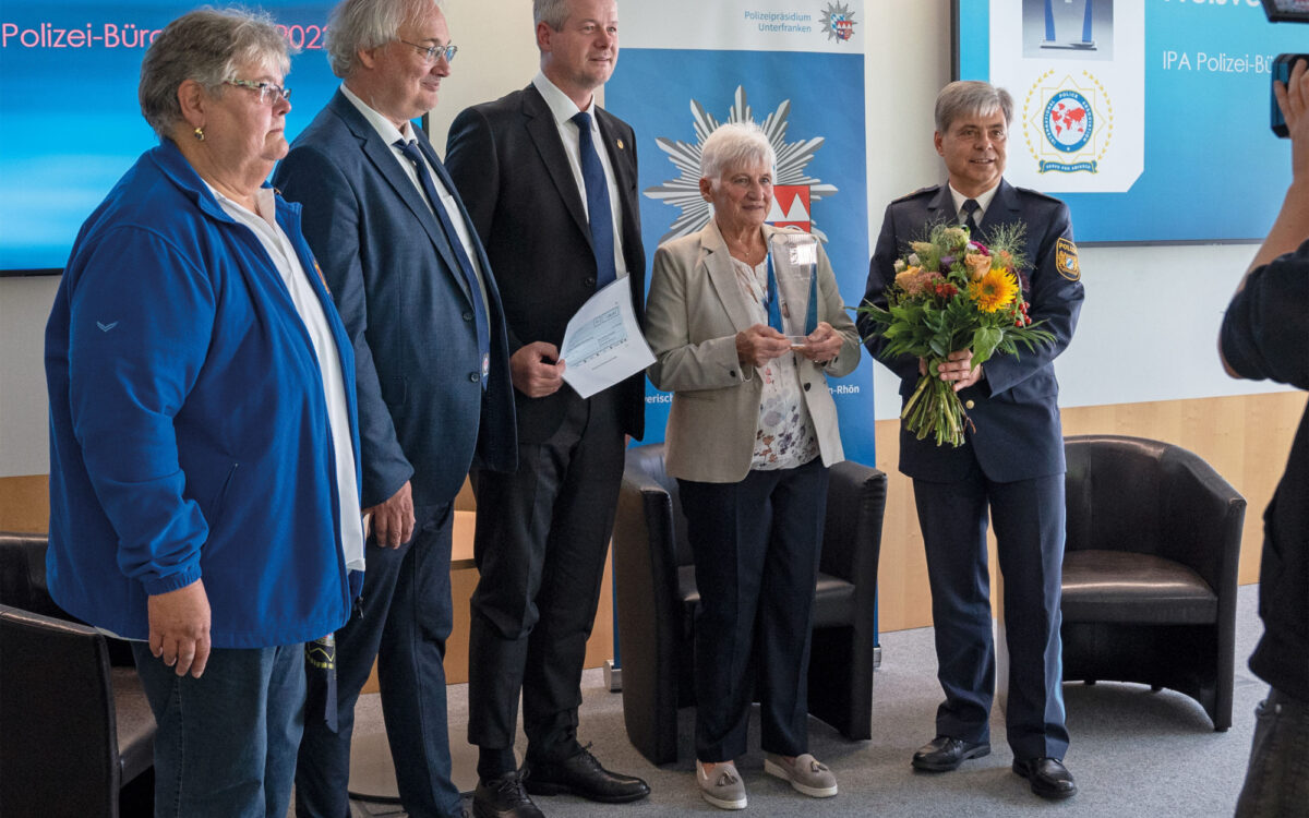 Marlene B. (2. v. r.) aus Rimpar erhält den IPA Bürgerpreis Marlene B. (2. v. r.) aus Rimpar erhält den IPA Bürgerpreis