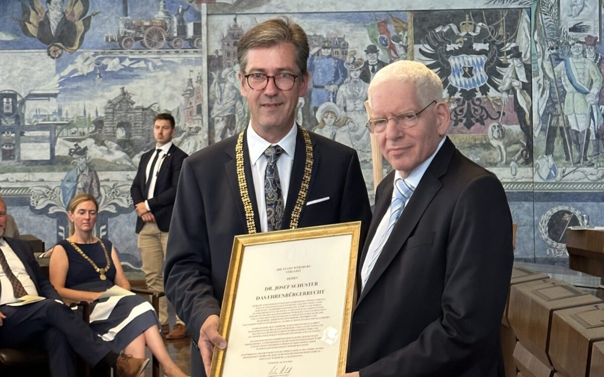 Josef Schuster erhält von Oberbürgermeister Christian Schuchardt die Urkunde über die Ehrenbürgerwürde Josef Schuster erhält von Oberbürgermeister Christian Schuchardt die Urkunde über die Ehrenbürgerwürde