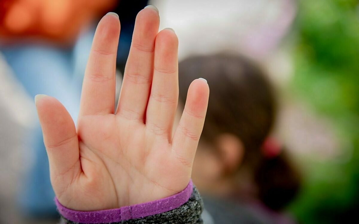 Junge frau streckt flache hand aus 2021 06 12 115801 nuid mtime20210612135844focalnone Junge frau streckt flache hand aus 2021 06 12 115801 nuid mtime20210612135844focalnone