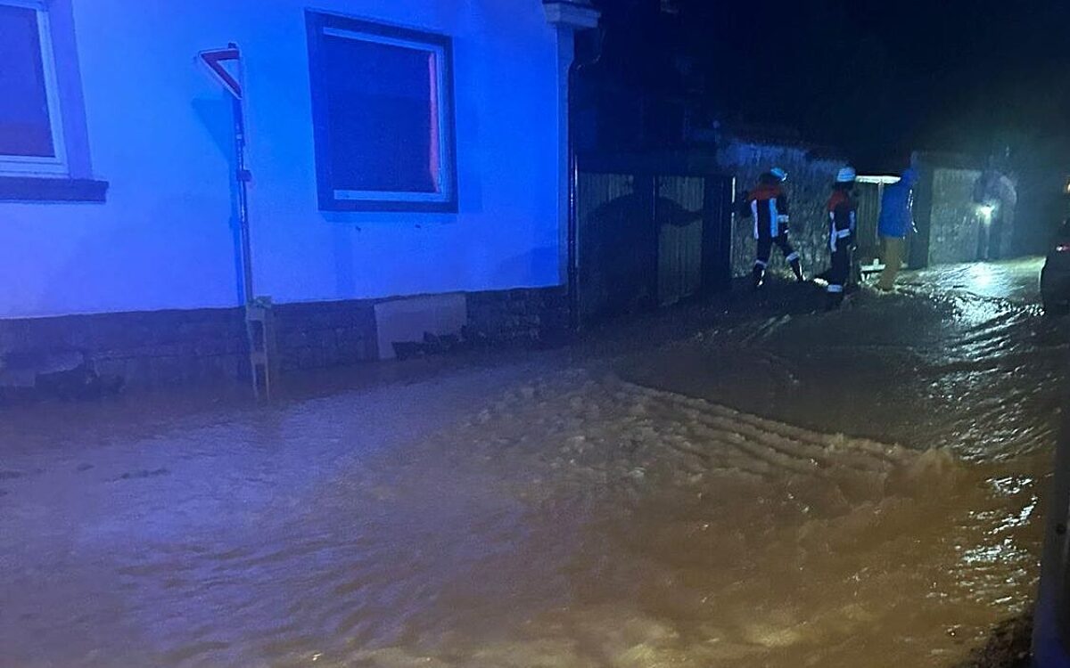 Eine Straße in Obervolkach ist überflutet Eine Straße in Obervolkach ist überflutet