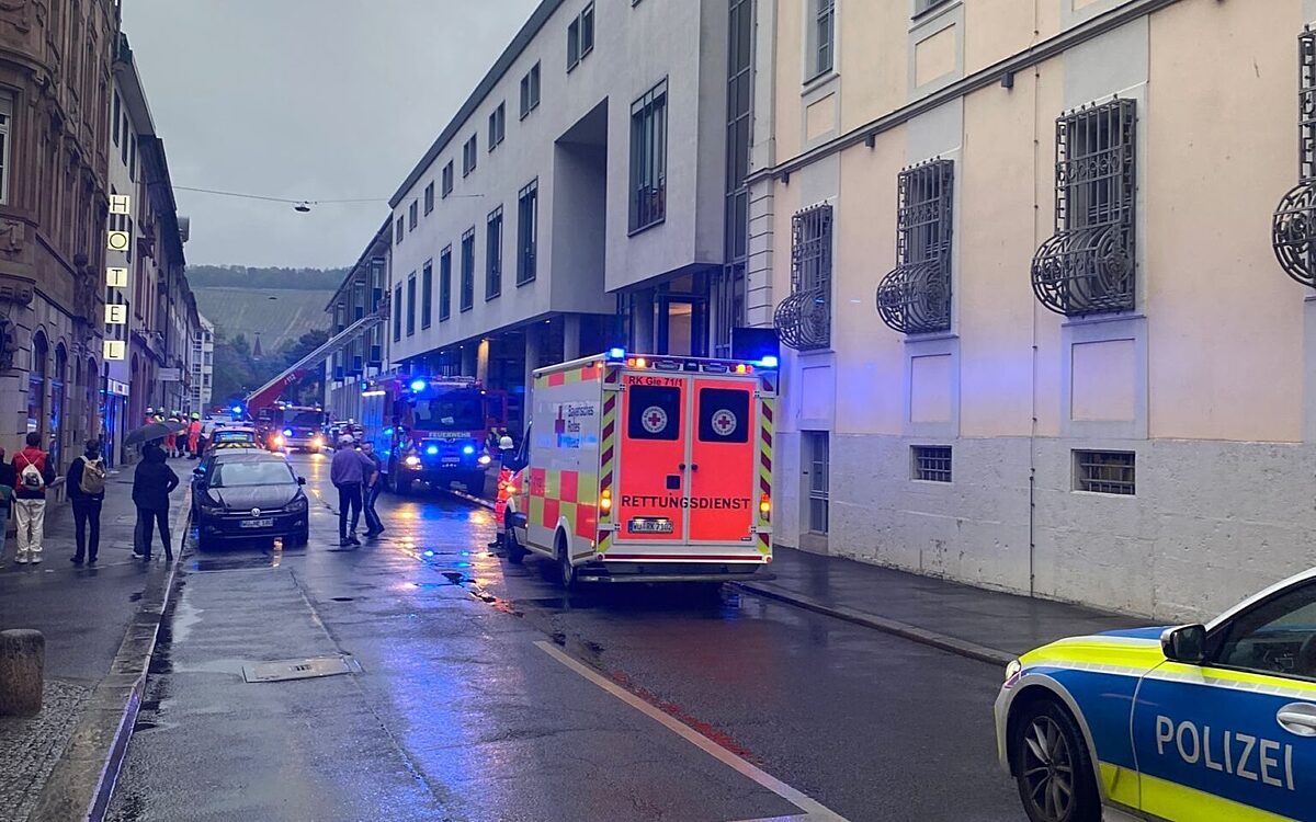 Ein Leiterwagen der Feuerwehr, ein Rüstwagen und ein Krankenwagen stehen vor dem Juliusspital Ein Leiterwagen der Feuerwehr, ein Rüstwagen und ein Krankenwagen stehen vor dem Juliusspital