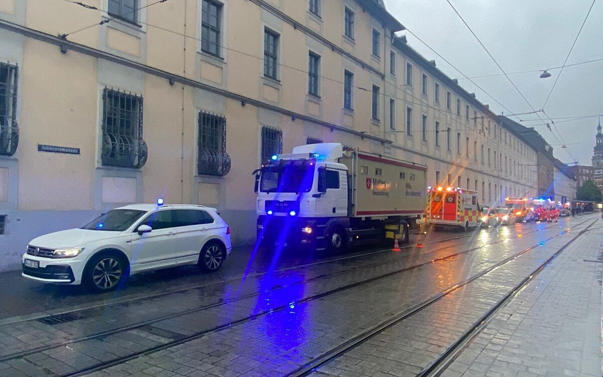 Eine Reihe von Krankenwagen steht vor dem Juliusspital Eine Reihe von Krankenwagen steht vor dem Juliusspital