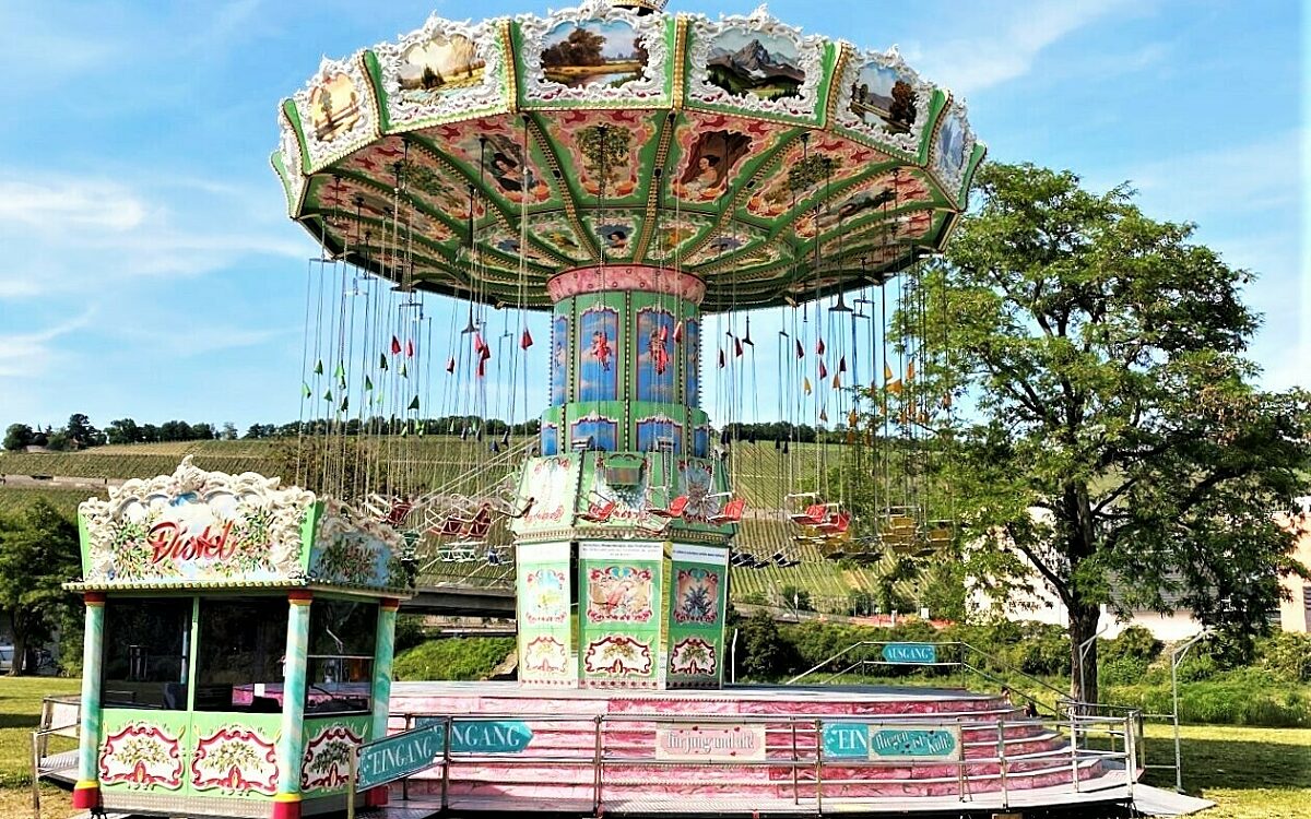 Ein Kettenkarussel für das kleine Kiliani 2021 Ein Kettenkarussel für das kleine Kiliani 2021