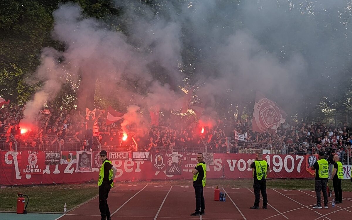 Anhänger der Würzburger Kickers zünden Pyrotechnik im Sachs-Stadion Anhänger der Würzburger Kickers zünden Pyrotechnik im Sachs-Stadion