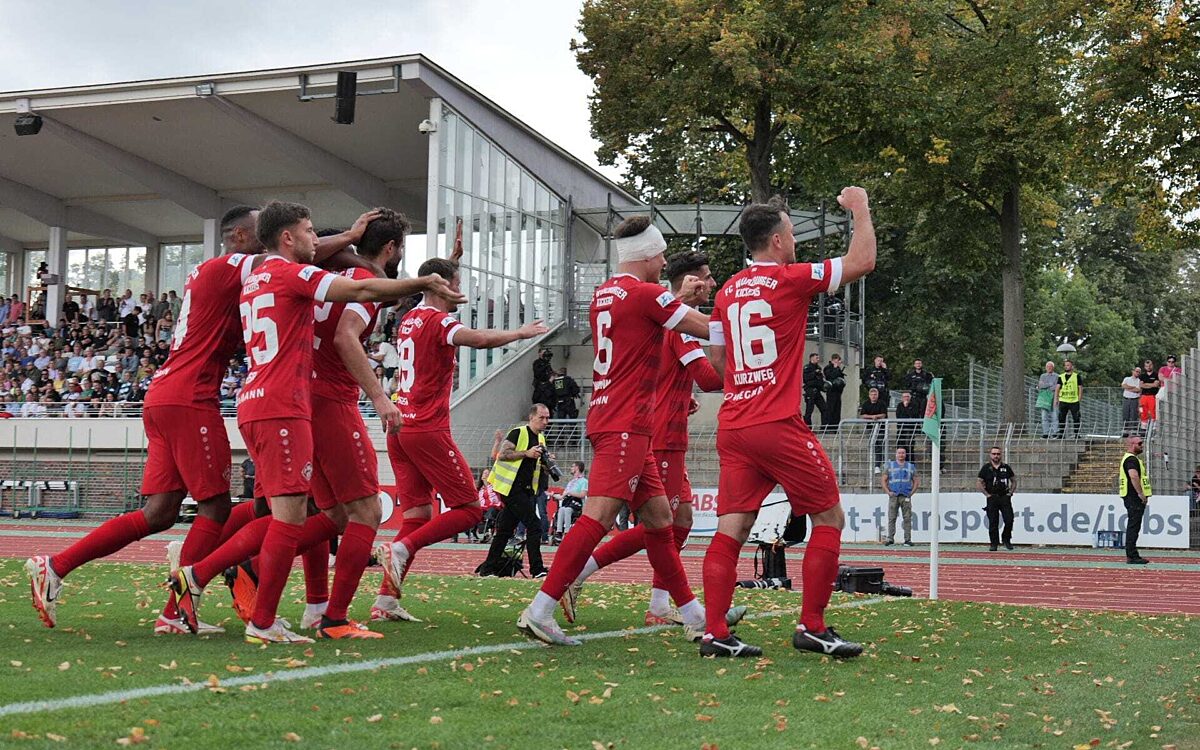 Die Kickers-Fans jubeln im Stadion der Schweinfurter Die Kickers-Fans jubeln im Stadion der Schweinfurter