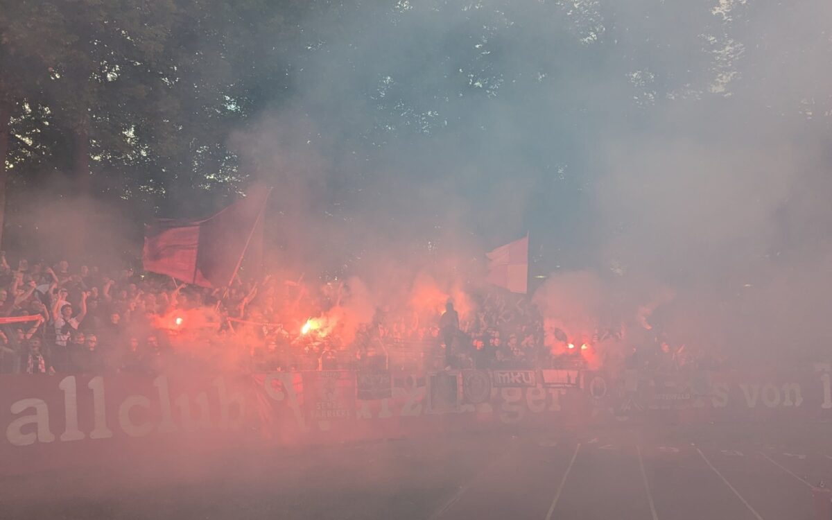 Anhänger der Würzburger Kickers zünden Pyrotechnik im Sachs-Stadion Anhänger der Würzburger Kickers zünden Pyrotechnik im Sachs-Stadion