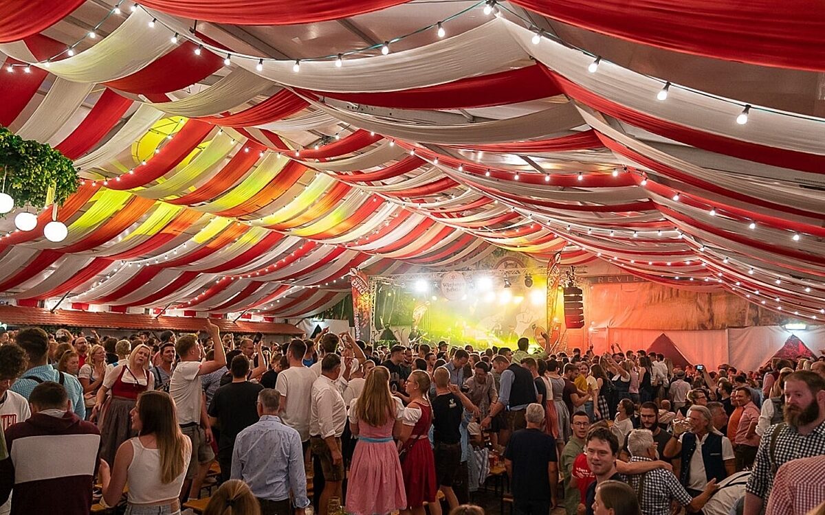 Das Kiliani-Festzelt von innen Das Kiliani-Festzelt von innen