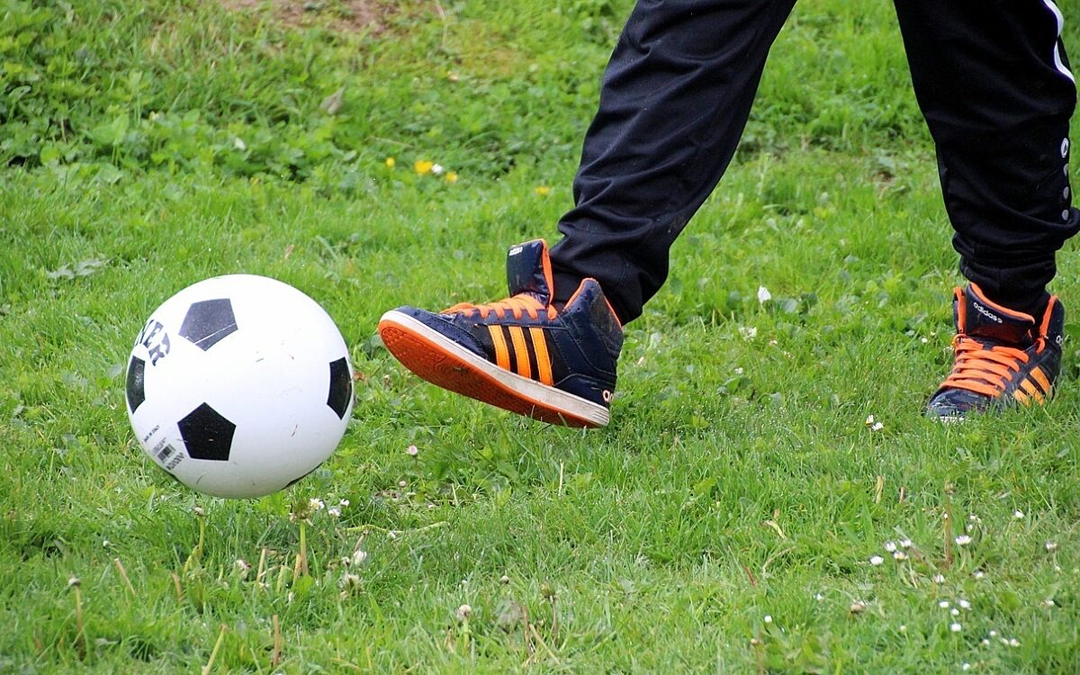 Kind spielt mit ball Kind spielt mit ball