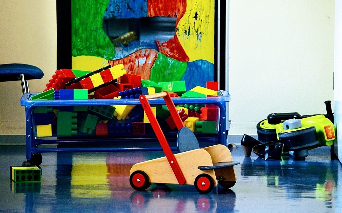 In einem Kindergarten liegen Spielsachen herum In einem Kindergarten liegen Spielsachen herum