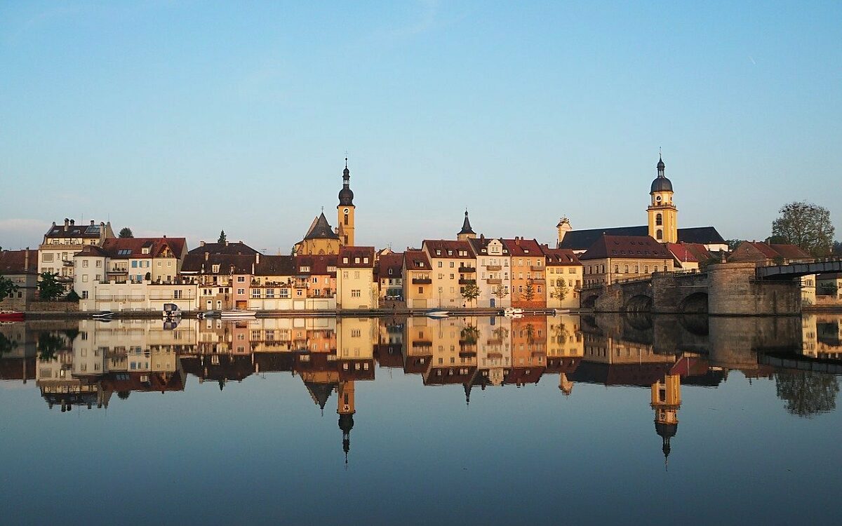 Das Stadtbild von Kitzingen spiegelt sich im Main Das Stadtbild von Kitzingen spiegelt sich im Main