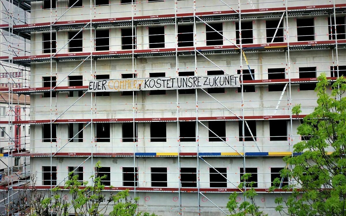 Klimaaktivisten haben ein Banner am Stadtring aufgehängt Klimaaktivisten haben ein Banner am Stadtring aufgehängt