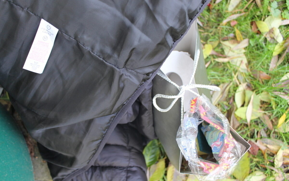 Klopapier und Gurkengläser der Seniorin in einer Tüte Klopapier und Gurkengläser der Seniorin in einer Tüte