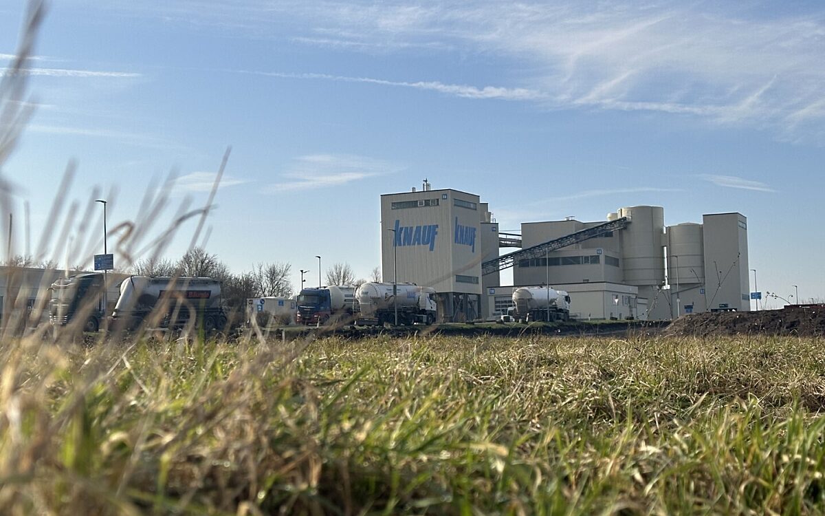 Knauf Bergwerk Hüttenheim 2025 - Silo LKW mit Gras im Vordergrund Knauf Bergwerk Hüttenheim 2025 - Silo LKW mit Gras im Vordergrund