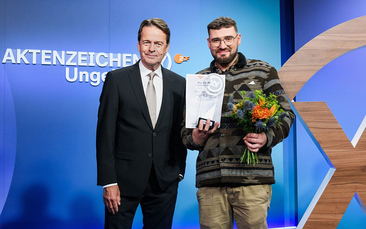 Aktenzeichen XY Moderator Rudi Cerne mit Thomas Köpplin, der damit ausgezeichnet wurde Aktenzeichen XY Moderator Rudi Cerne mit Thomas Köpplin, der damit ausgezeichnet wurde