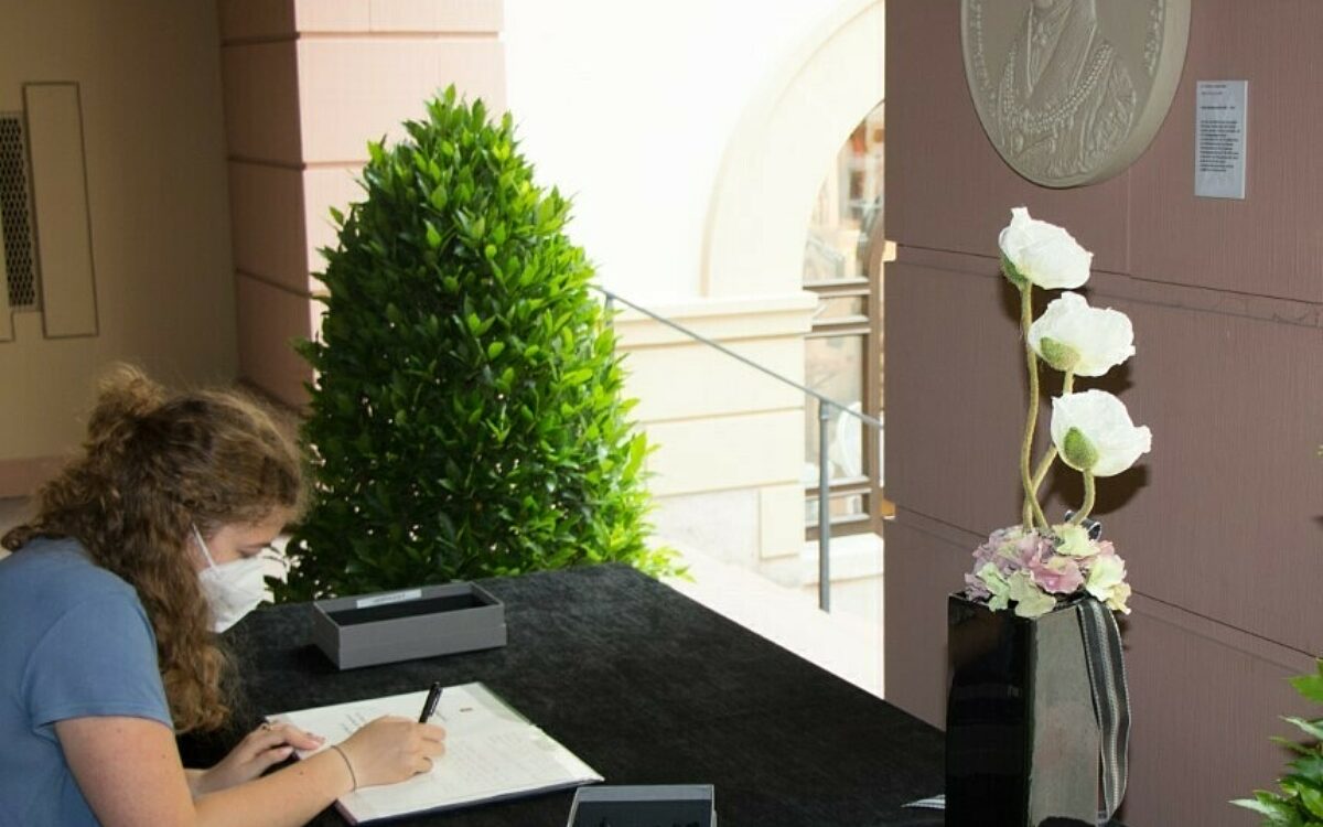 Nach der Messerattacke in Würzburg liegt ein Kondolenzbuch im Rathaus aus Nach der Messerattacke in Würzburg liegt ein Kondolenzbuch im Rathaus aus