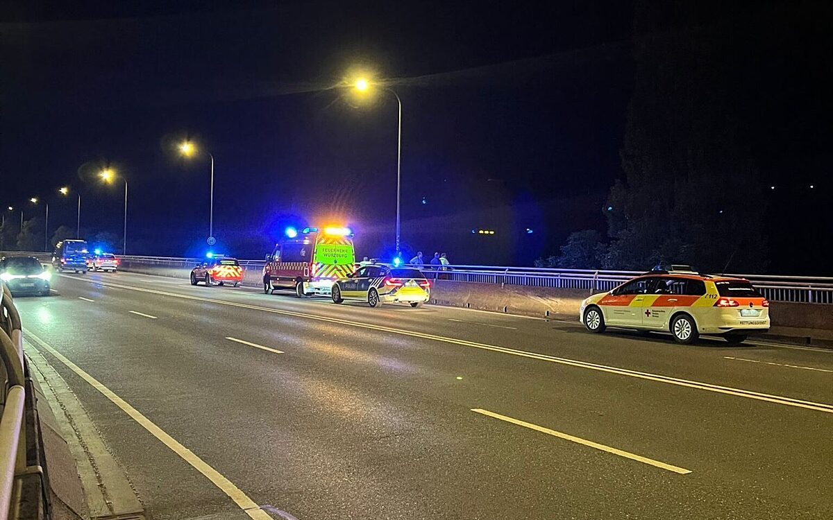 Einsatzkräfte stehen auf der Konrad-Adenauer-Brücke Einsatzkräfte stehen auf der Konrad-Adenauer-Brücke