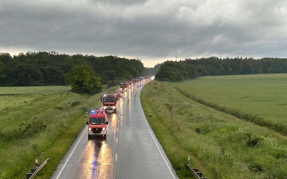 Einsatzkräfte aus der Region brechen auf in die Hochwassergebiete in Schwaben Einsatzkräfte aus der Region brechen auf in die Hochwassergebiete in Schwaben