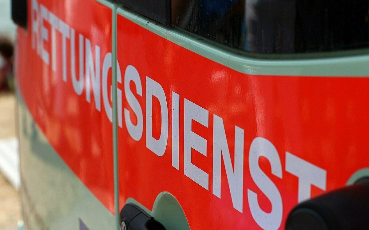 Ein Krankenwagen von hinten Ein Krankenwagen von hinten