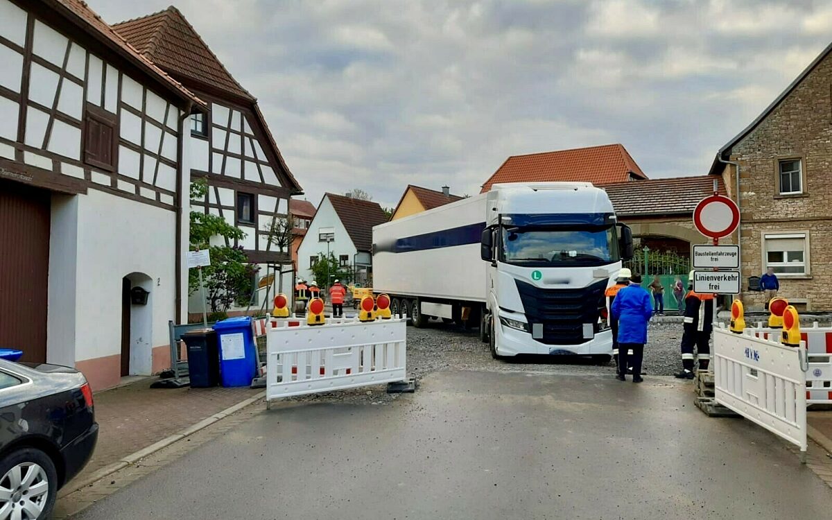 Krautheim lkw faehrt in vollsperrung der orstdurchfahrt Krautheim lkw faehrt in vollsperrung der orstdurchfahrt