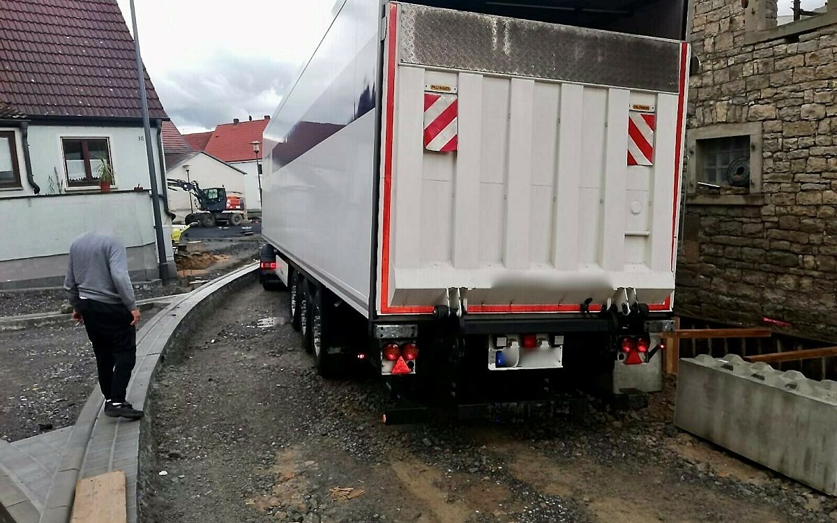 Krautheim lkw von hinten in vollsperrung der orchtsdurchfahrt krautheim Krautheim lkw von hinten in vollsperrung der orchtsdurchfahrt krautheim