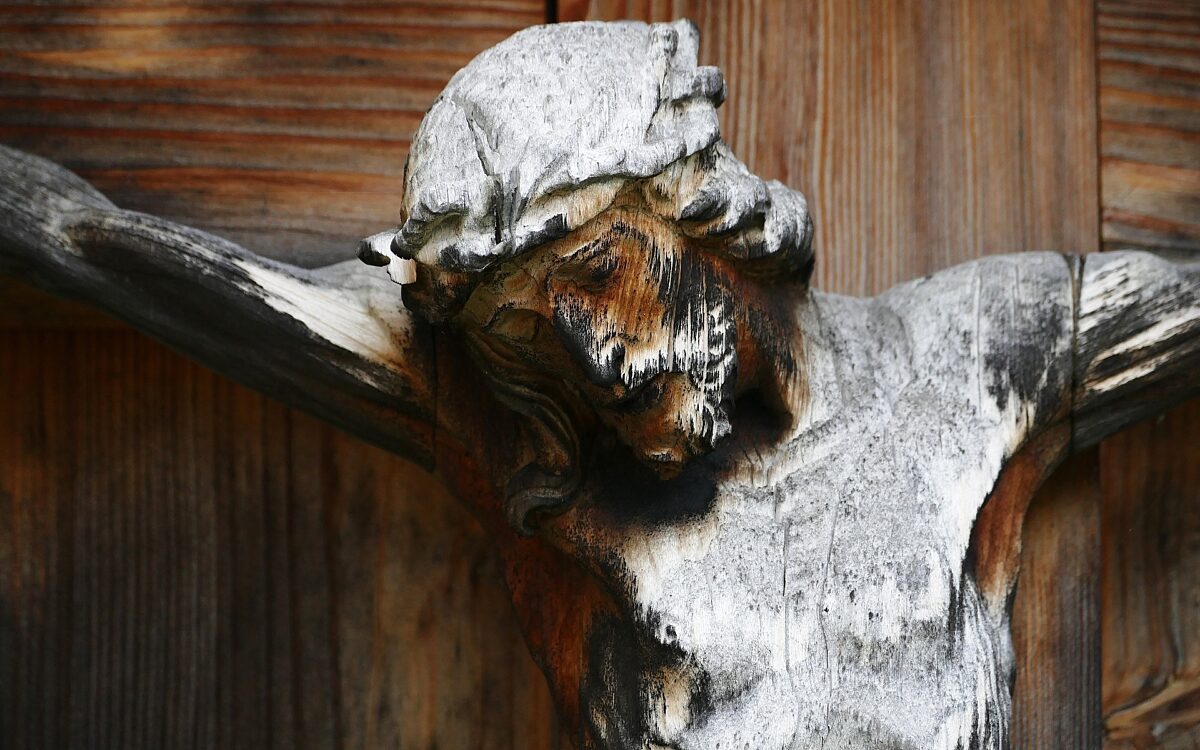 Ein leidender Jesus an einem Kreuz Ein leidender Jesus an einem Kreuz