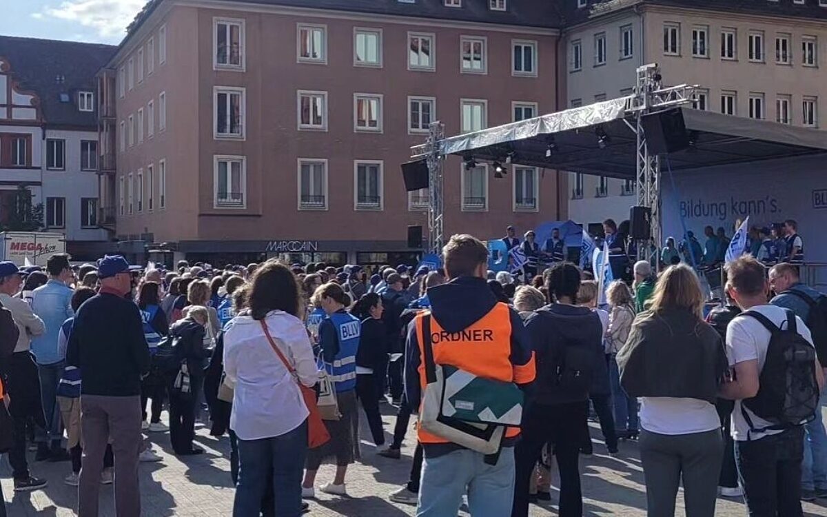 Lehrkräfte aus ganz Bayern demonstrieren in Würzburg Lehrkräfte aus ganz Bayern demonstrieren in Würzburg