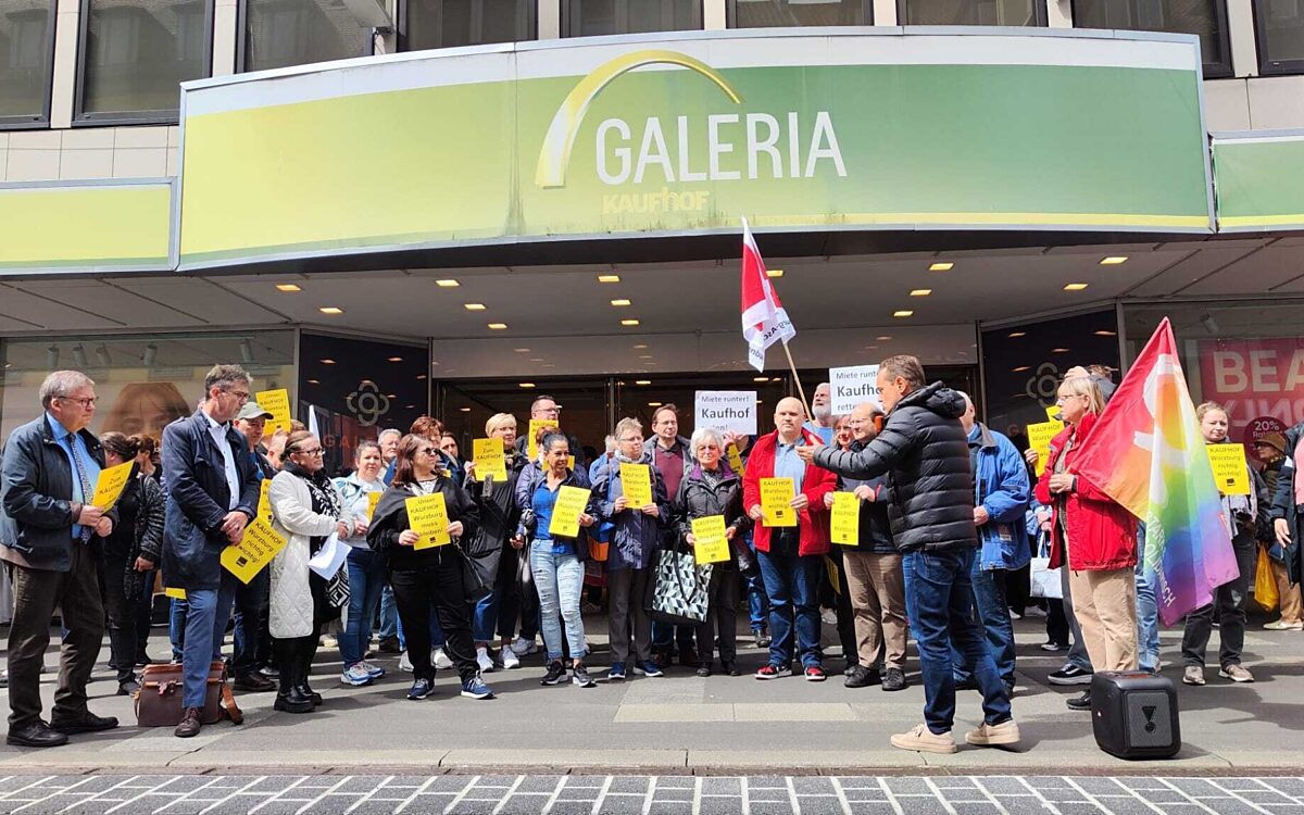 Angestellte von Kaufhof in Würzburg und Politiker sowie die Gewerkschaft Verdi demonstrieren gegen die Schließung des Kaufhauses in Würzburg Angestellte von Kaufhof in Würzburg und Politiker sowie die Gewerkschaft Verdi demonstrieren gegen die Schließung des Kaufhauses in Würzburg