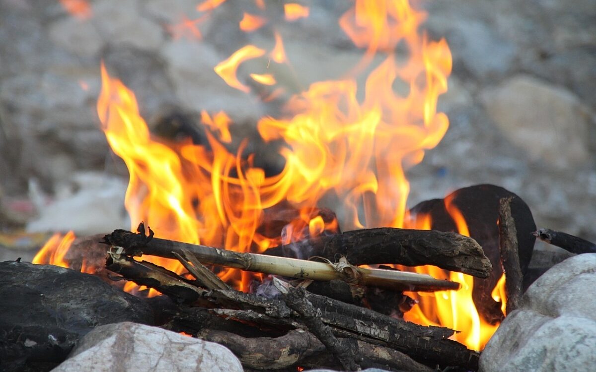 Ein Lagerfeuer auf Steinen Ein Lagerfeuer auf Steinen