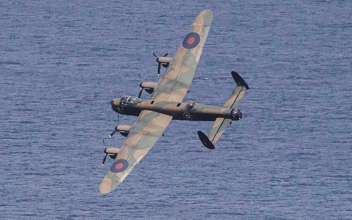 Ein Lancaster-Bomber aus dem 2. Weltkrieg der britischen Luftwaffe Ein Lancaster-Bomber aus dem 2. Weltkrieg der britischen Luftwaffe