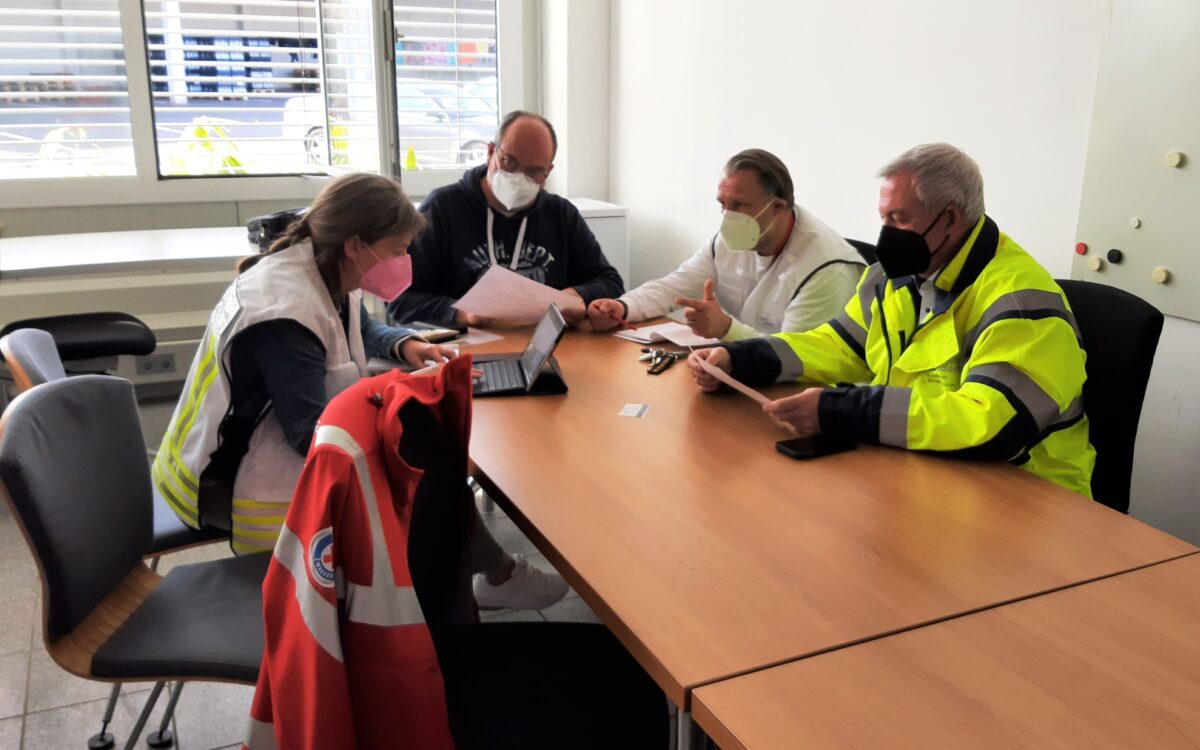Paul Justice (2. von links) von der Lenkungsgruppe Ukraine-Hilfe plant mit zwei Beschäftigten des Landratsamts und Bürgermeister Roland Schmitt (rechts) die Vermittlung von Geflüchteten aus der Notunterkunft in Rottendorf Paul Justice (2. von links) von der Lenkungsgruppe Ukraine-Hilfe plant mit zwei Beschäftigten des Landratsamts und Bürgermeister Roland Schmitt (rechts) die Vermittlung von Geflüchteten aus der Notunterkunft in Rottendorf