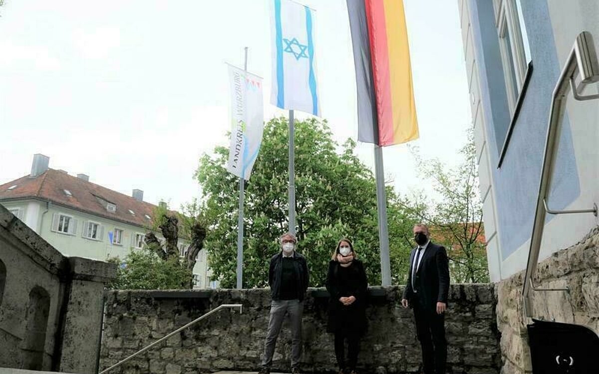 Landratsamt wuerzburg hisst israelische Flagge Landratsamt wuerzburg hisst israelische Flagge