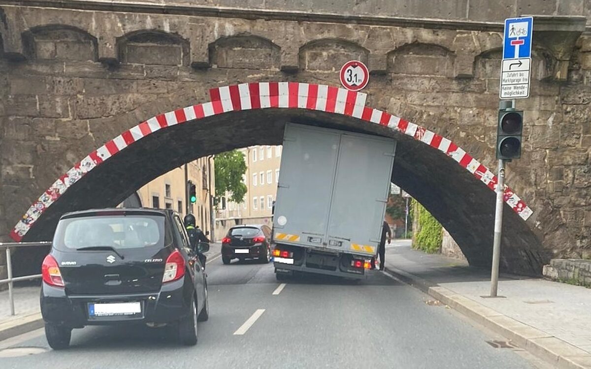 Ein Laster steckt am 15.7.2021 unter der Alten Mainbrücke fest Ein Laster steckt am 15.7.2021 unter der Alten Mainbrücke fest
