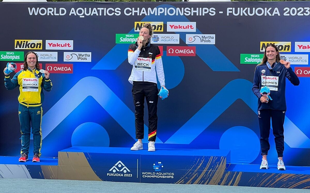 Leonie Beck küsst ihre Goldmedaille bei der Siegerehrung im japanischen Fukuoka Leonie Beck küsst ihre Goldmedaille bei der Siegerehrung im japanischen Fukuoka