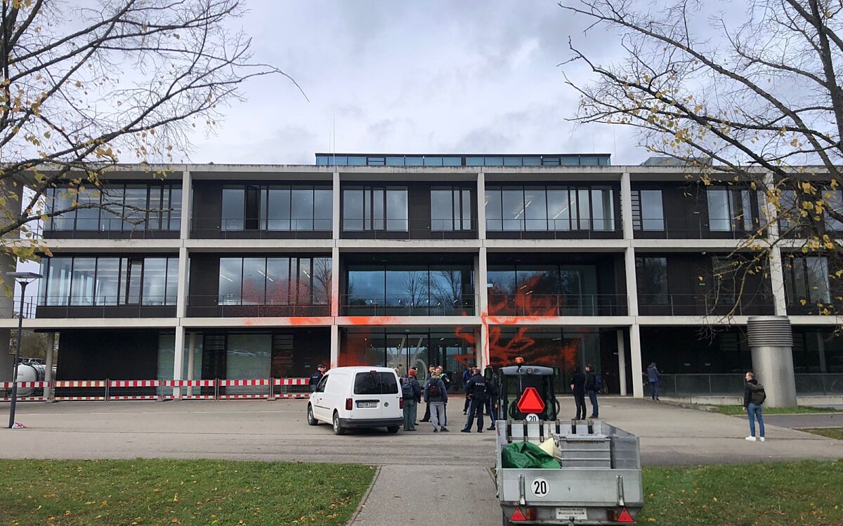 Farbkleckse am Zentralen Hörsaalgebäude der Uni Würzburg am Campus Nord Farbkleckse am Zentralen Hörsaalgebäude der Uni Würzburg am Campus Nord