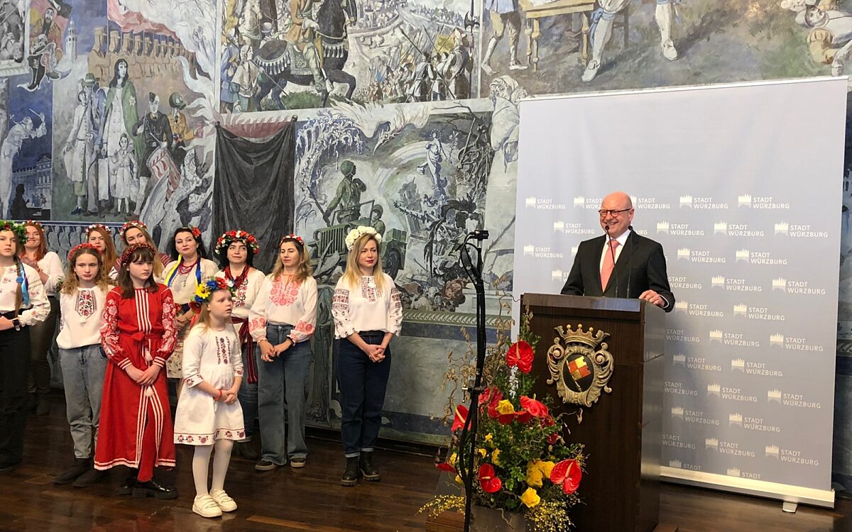 Gastredner Markus Lewe und ukrainische Kinder und Frauen Gastredner Markus Lewe und ukrainische Kinder und Frauen