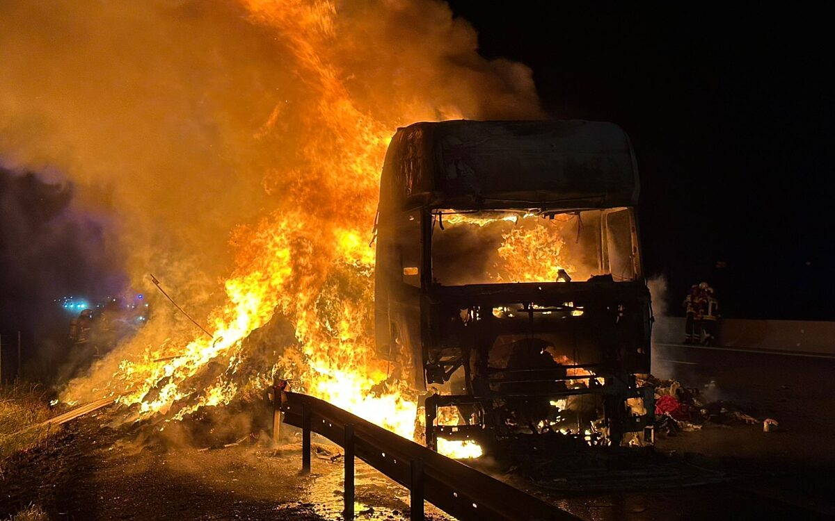 Ein LKW steht auf der Autobahn lichterloh in Flammen Ein LKW steht auf der Autobahn lichterloh in Flammen