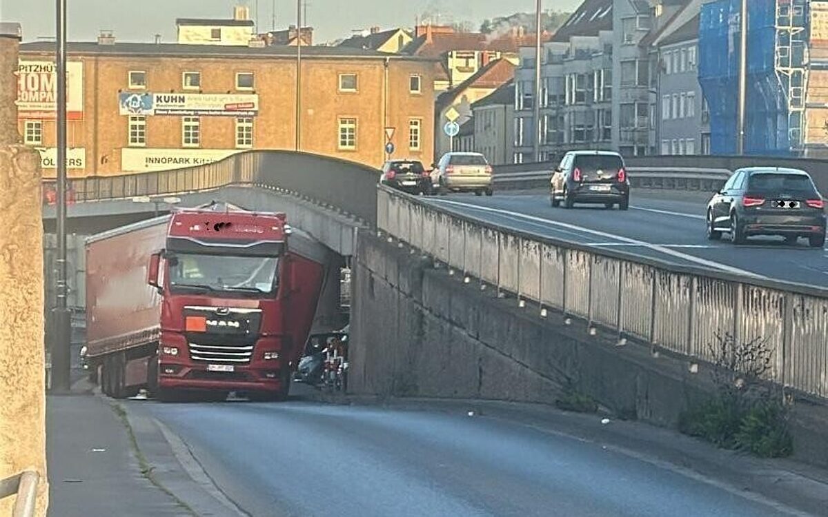 Ein LKW hat sich am Europastern festgefahren Ein LKW hat sich am Europastern festgefahren