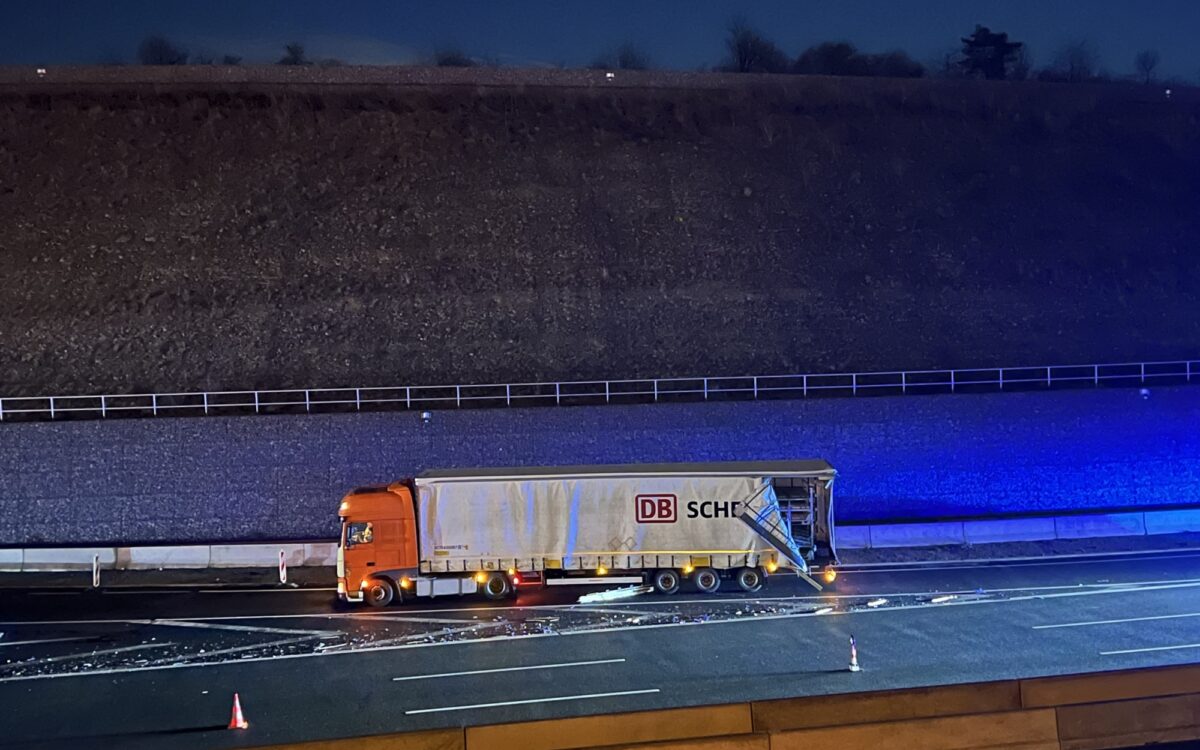 Ein Sattelzug steht mit aufgerissener Plane auf der A3. Daneben liegen Bierflaschen auf der Fahrbahn Ein Sattelzug steht mit aufgerissener Plane auf der A3. Daneben liegen Bierflaschen auf der Fahrbahn