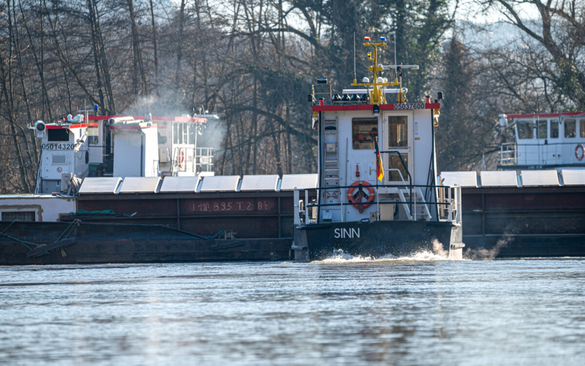 Havariertes Schiff wird freigeschleppt Havariertes Schiff wird freigeschleppt