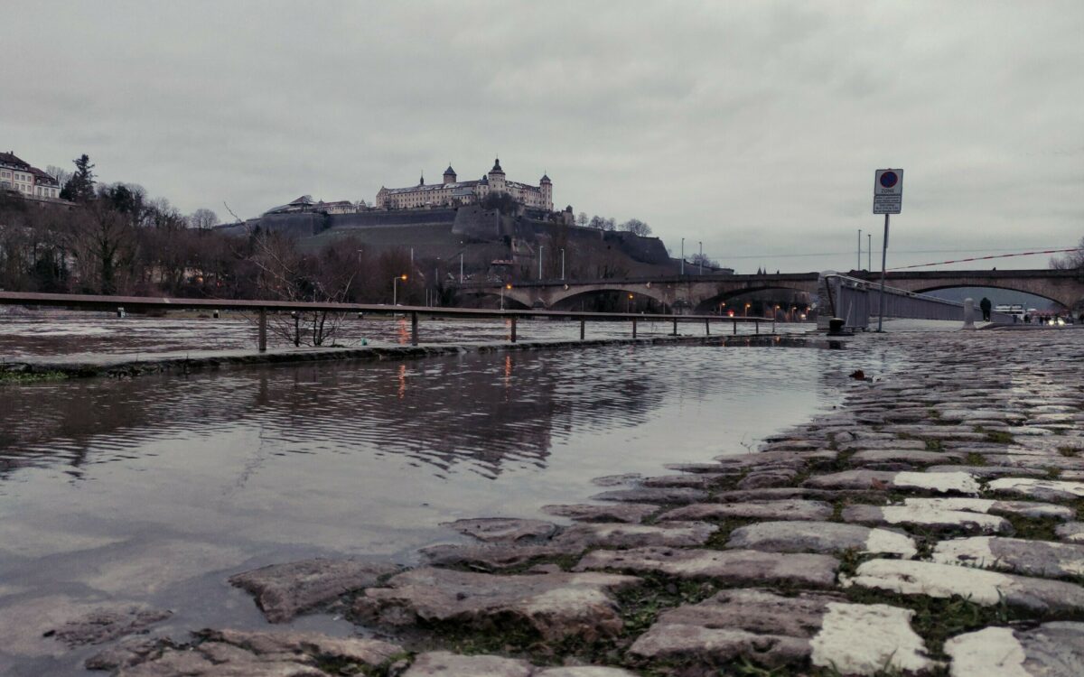 Der Main überflutet den Parkplatz an der Löwenbrücke in Würzburg leicht Der Main überflutet den Parkplatz an der Löwenbrücke in Würzburg leicht