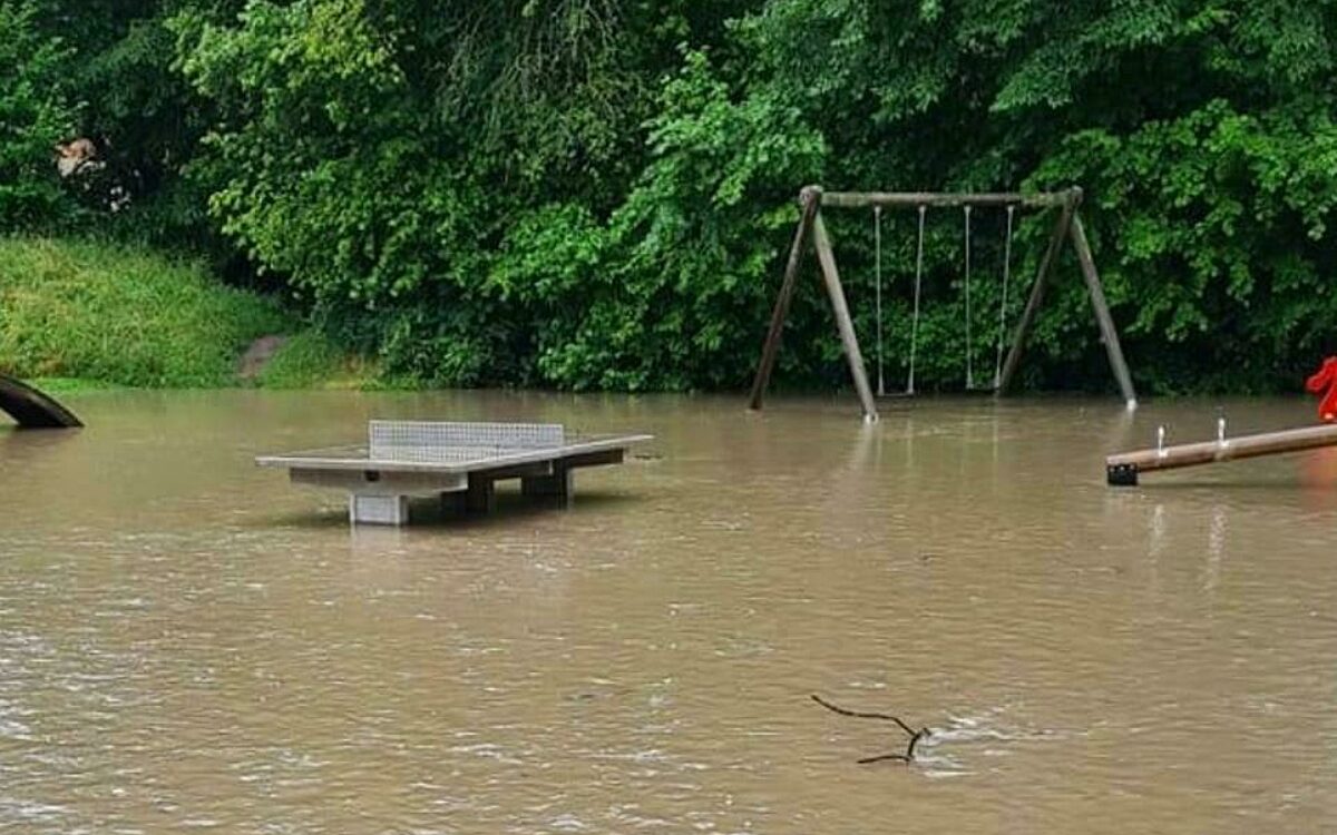 Ein überschwemmter Spielplatz in Mainbernheim Ein überschwemmter Spielplatz in Mainbernheim