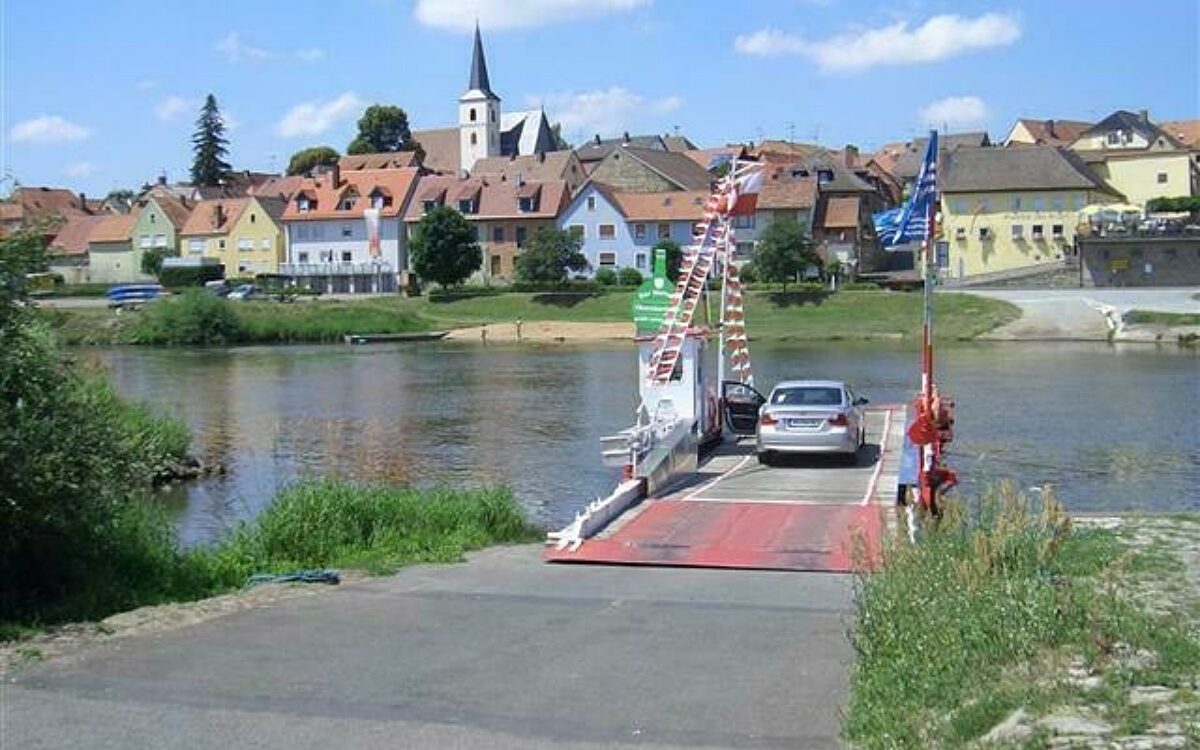 Die Mainfähre in Obereisenheim mit einem Auto drau Die Mainfähre in Obereisenheim mit einem Auto drau
